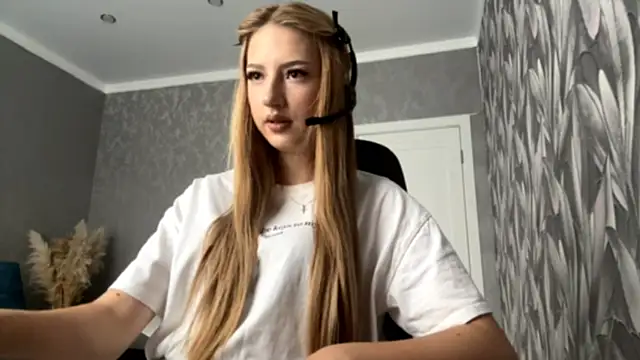 Snapshot of HollyCroker chatting on October 2025 07:20:02 AM HollyCroker online show from October 2025 07:20:02 AM