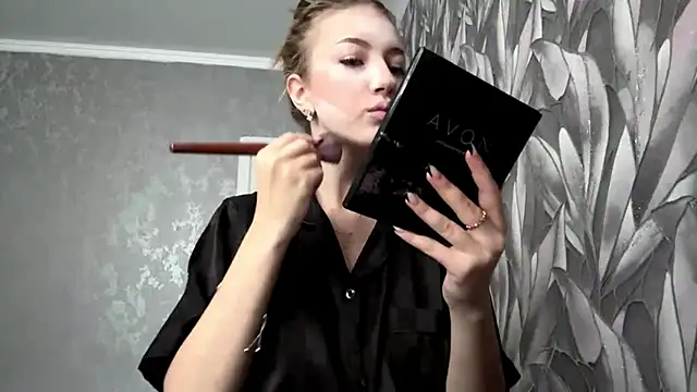 Snapshot of HollyCroker chatting on November 2025 09:13:01 AM HollyCroker online show from November 2025 09:13:01 AM