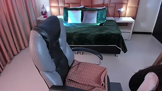 Scarlett  Cooper   online show from December 2025 12:43:02 PM