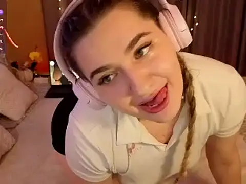 Snapshot of cutieblush chatting on November 2025 07:58:02 PM cutieblush online show from November 2025 07:58:02 PM