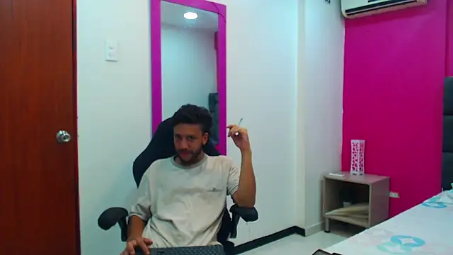 Snapshot of Juan_FelipeX01 chatting on October 2025 03:24:02 PM Juan FelipeX01 online show from October 2025 03:24:02 PM