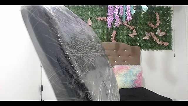 cristal hills 19 online show from December 2025 05:03:02 PM