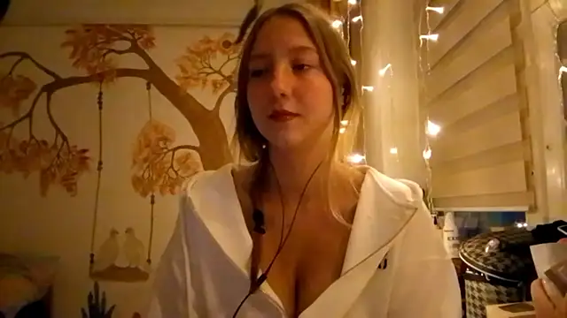 Snapshot of CarynFlaryn chatting on October 2025 04:03:01 AM CarynFlaryn online show from October 2025 04:03:01 AM