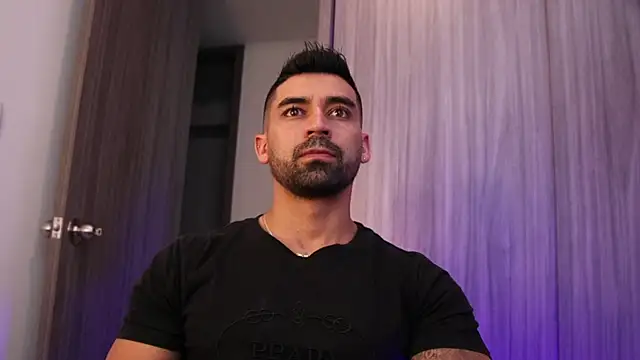 Snapshot of SOY_MIKE chatting on November 2025 11:42:02 PM SOY MIKE online show from November 2025 11:42:02 PM