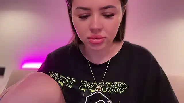 Snapshot of AlmaryKim chatting on October 2025 08:42:01 PM AlmaryKim online show from October 2025 08:42:01 PM