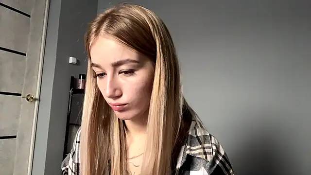 Snapshot of SweetCatherine chatting on October 2025 06:15:02 AM SweetCatherine online show from October 2025 06:15:02 AM