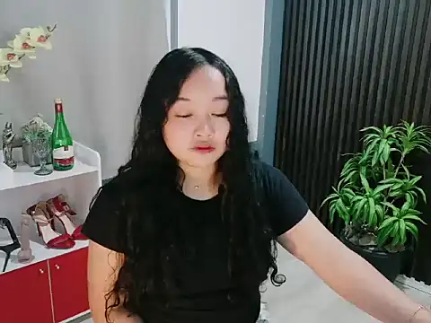 UrFavouriteCravings online show from December 2025 01:43:02 AM