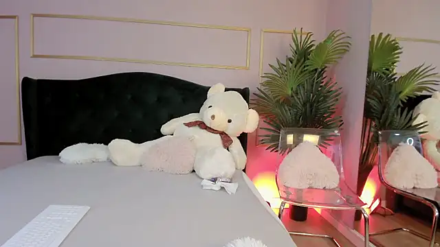 KirraWhite online show from October 2025 05:19:01 AM