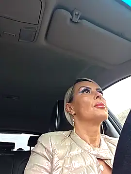 Snapshot of KirraWhite chatting on November 2025 06:18:02 AM KirraWhite online show from November 2025 06:18:02 AM