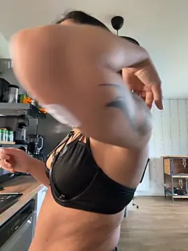 Snapshot of LaPetiteKim chatting on November 2025 01:04:01 PM LaPetiteKim online show from November 2025 01:04:01 PM