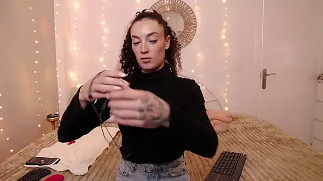 Martyca Beee online show from December 2025 01:43:02 PM