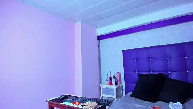 Snapshot of LeaMoreau22 chatting on November 2025 12:27:01 PM LeaMoreau22 online show from November 2025 12:27:01 PM