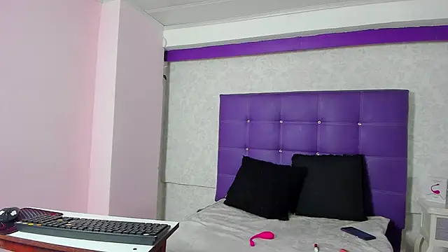 Snapshot of LeaMoreau22 chatting on November 2025 12:04:01 PM LeaMoreau22 online show from November 2025 12:04:01 PM