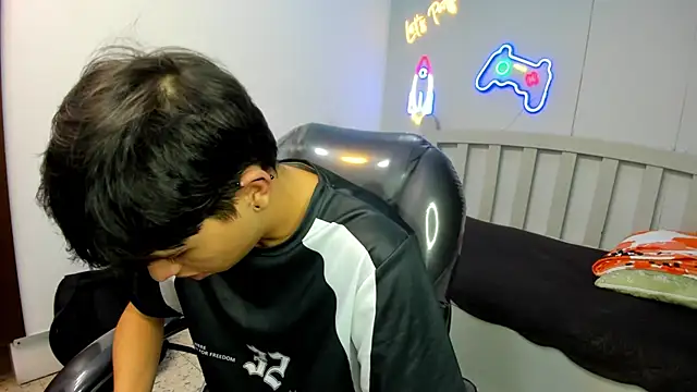 StiwenTwink online show from December 2025 12:59:02 PM