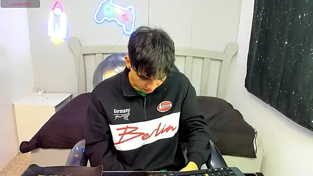 StiwenTwink online show from November 2025 01:59:02 PM