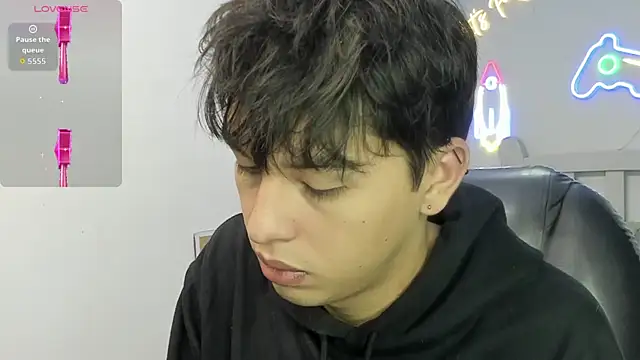 StiwenTwink online show from December 2025 01:06:02 PM