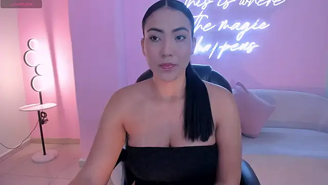 Snapshot of NatalieLewis chatting on April 2026 12:11:02 PM NatalieLewis online show from April 2026 12:11:02 PM