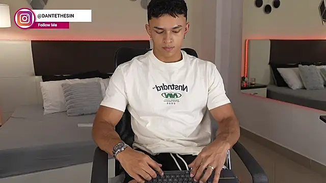 Snapshot of DanteeStone chatting on October 2025 09:01:02 PM DanteeStone online show from October 2025 09:01:02 PM