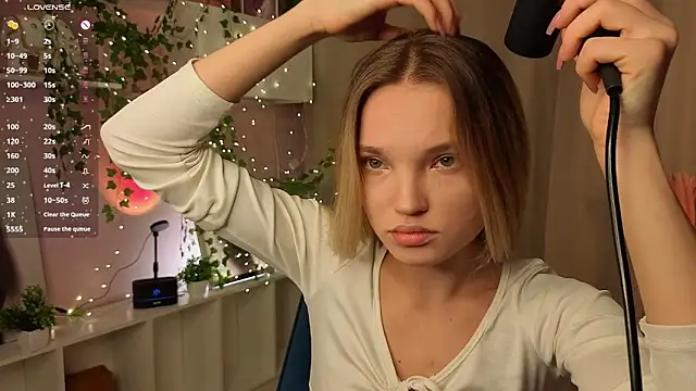 JulieLupo online show from November 2025 06:06:01 AM