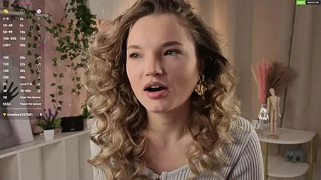 Snapshot of JulieLupo chatting on December 2025 06:15:02 AM JulieLupo online show from December 2025 06:15:02 AM