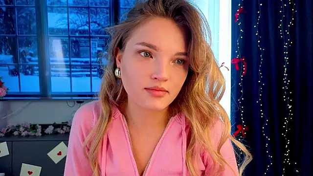 Snapshot of JulieLupo chatting on February 2026 06:16:01 AM JulieLupo online show from February 2026 06:16:01 AM