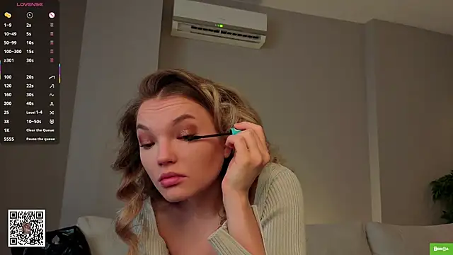 Snapshot of JulieLupo chatting on January 2026 06:06:02 AM JulieLupo online show from January 2026 06:06:02 AM