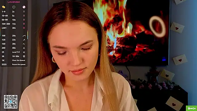 Snapshot of JulieLupo chatting on February 2026 06:11:02 AM JulieLupo online show from February 2026 06:11:02 AM