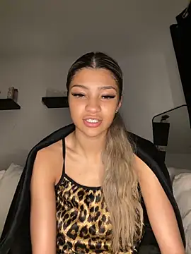 Snapshot of Honeyyyxo chatting on November 2025 04:33:01 PM Honeyyyxo online show from November 2025 04:33:01 PM