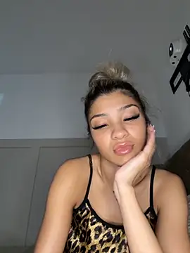 Snapshot of Honeyyyxo chatting on November 2025 11:48:01 AM Honeyyyxo online show from November 2025 11:48:01 AM