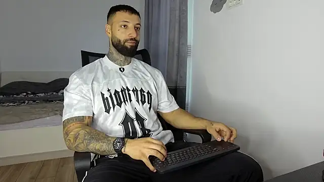 MasculineGuy99 online show from October 2025 06:44:01 AM