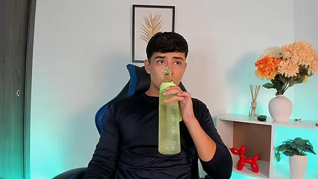 Thiago Connor21 online show from May 2026 11:32:01 PM