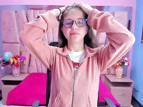 sarah sweett  online show from October 2025 01:45:01 PM