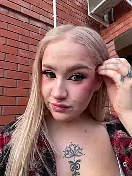 Snapshot of RollDolls chatting on November 2025 05:17:02 AM RollDolls online show from November 2025 05:17:02 AM