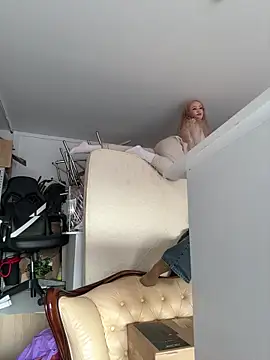 Snapshot of RollDolls chatting on October 2025 05:08:02 AM RollDolls online show from October 2025 05:08:02 AM