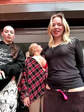 Snapshot of RollDolls chatting on December 2025 05:08:02 AM RollDolls online show from December 2025 05:08:02 AM