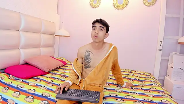 Hottie Guy online show from October 2025 06:09:01 PM