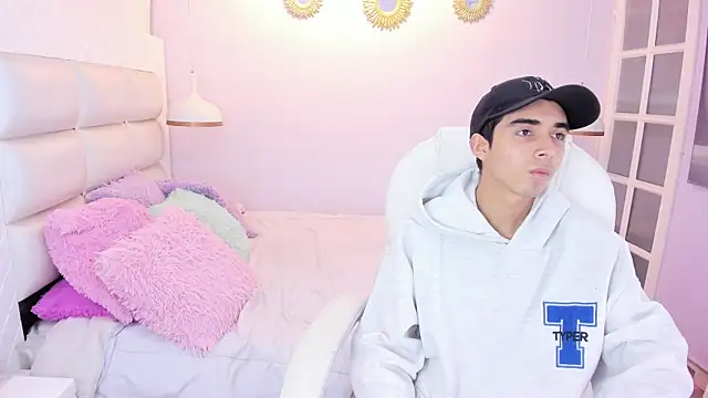 Hottie Guy online show from November 2025 05:50:01 PM