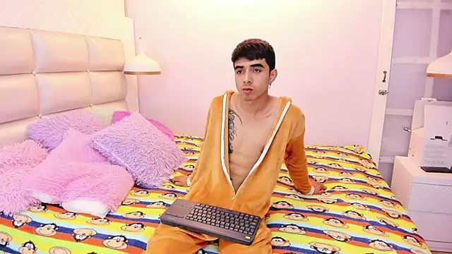 Hottie Guy online show from October 2025 06:52:02 PM