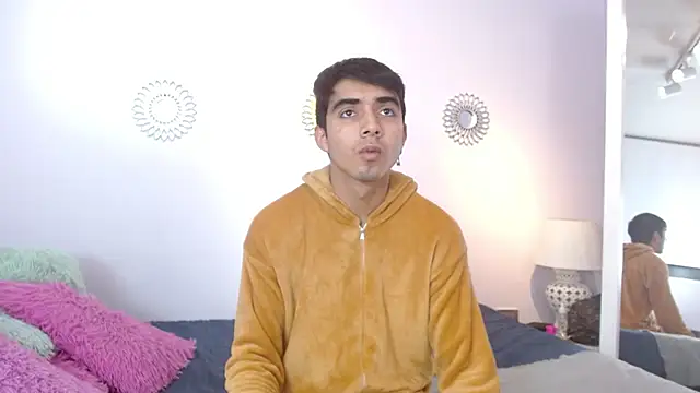 Hottie Guy online show from November 2025 05:50:01 PM