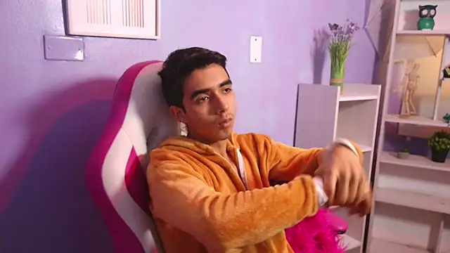 Hottie Guy online show from October 2025 06:18:02 PM