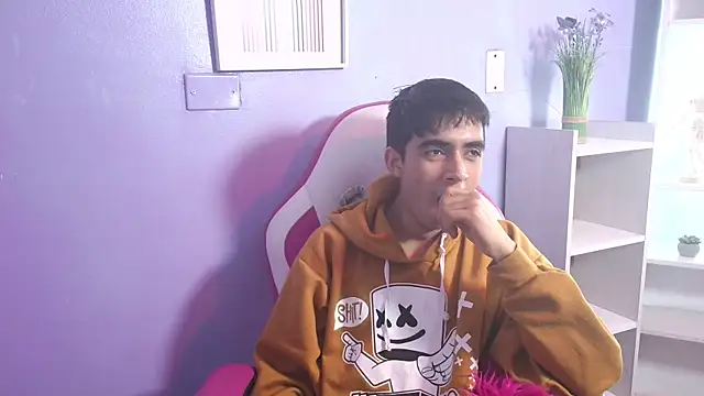Hottie Guy online show from October 2025 05:45:01 PM