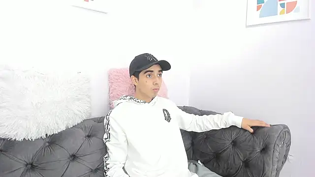 Hottie Guy online show from October 2025 05:45:01 PM