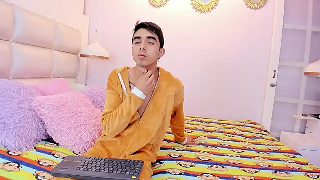 Hottie Guy online show from October 2025 05:43:01 PM