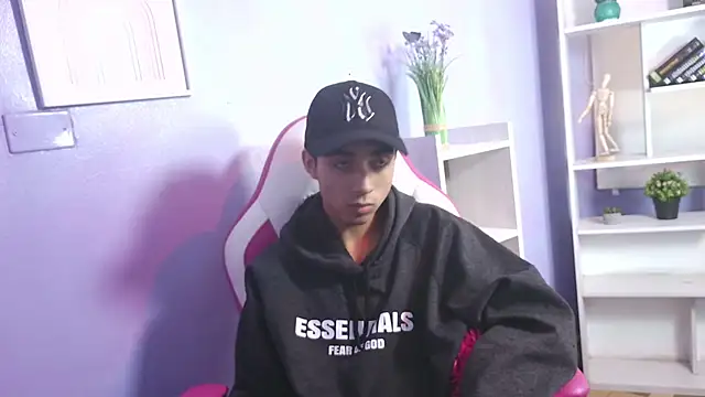 Hottie Guy online show from October 2025 06:29:02 PM