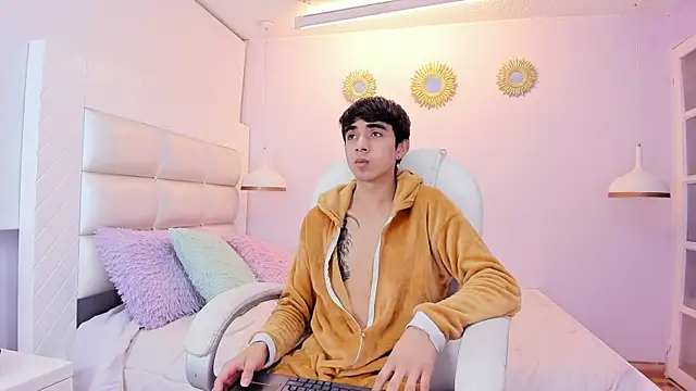 Hottie Guy online show from December 2025 12:11:01 PM