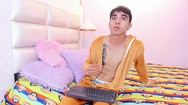 Hottie Guy online show from October 2025 06:19:02 PM