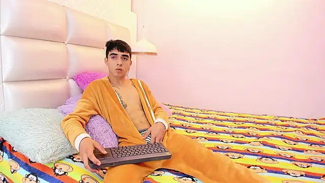 Hottie Guy online show from October 2025 06:20:01 PM