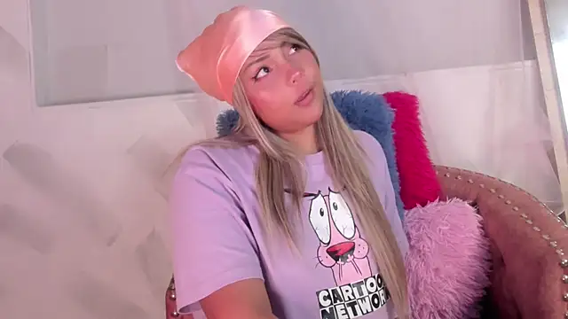 Snapshot of Molly_Logan chatting on November 2025 08:53:02 PM Molly Logan online show from November 2025 08:53:02 PM