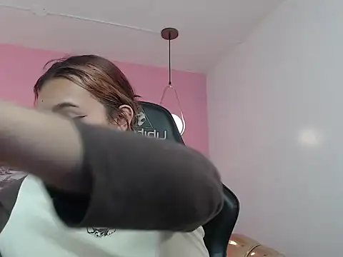 mia foster t online show from October 2025 12:33:02 AM