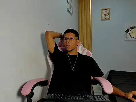 MaxVibe420 online show from October 2025 01:23:02 PM